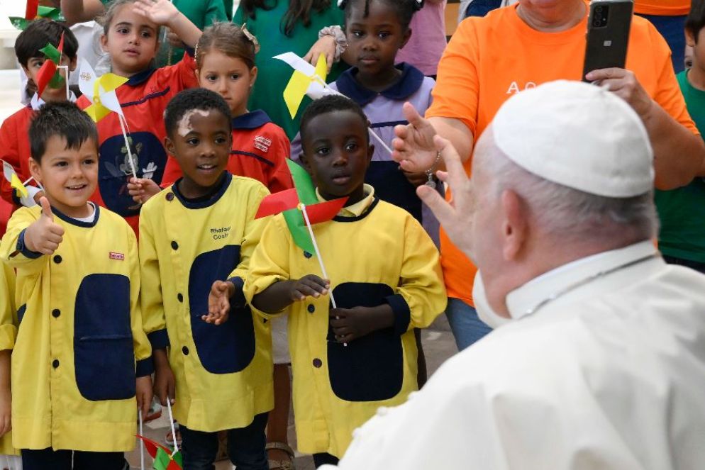 Il Papa con un gruppo di bambini alla Gmg di Lisbona - Fotogramma
