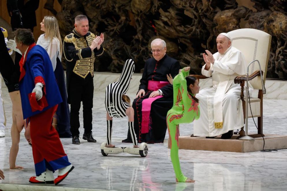 Alcuni artisti del circo si esibiscono a margine dell'udienza - Ansa