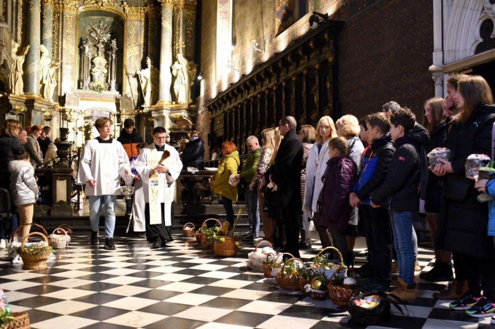 La benedizione delle uova pasquali nella Cattedrale cattolica di Leopoli - Ansa