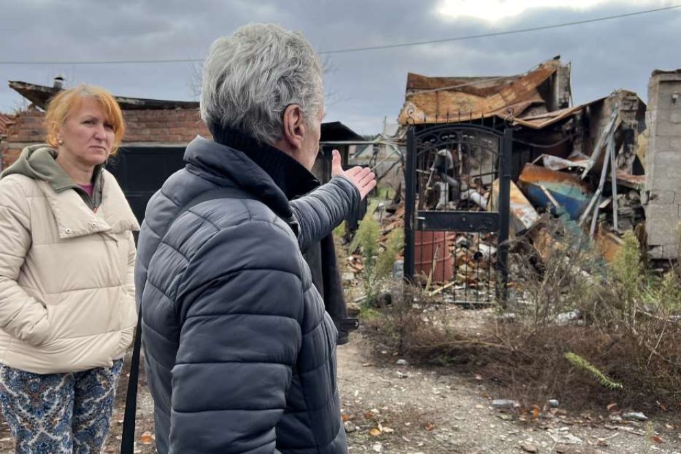 Konstantin di fronte alla sua casa completamente rasa al suolo dai missili - Gambassi