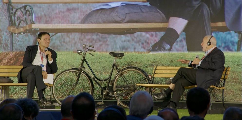 Un momento del colloquio tra Leonardo Becchetti e Joseph Stiglitz nel Salone dei Cinquecento del Palazzo Vecchio di Firenze
