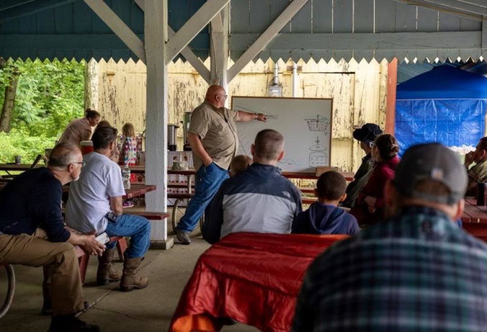 Una riunione per la costruzione di un pozzo artesiano - Web