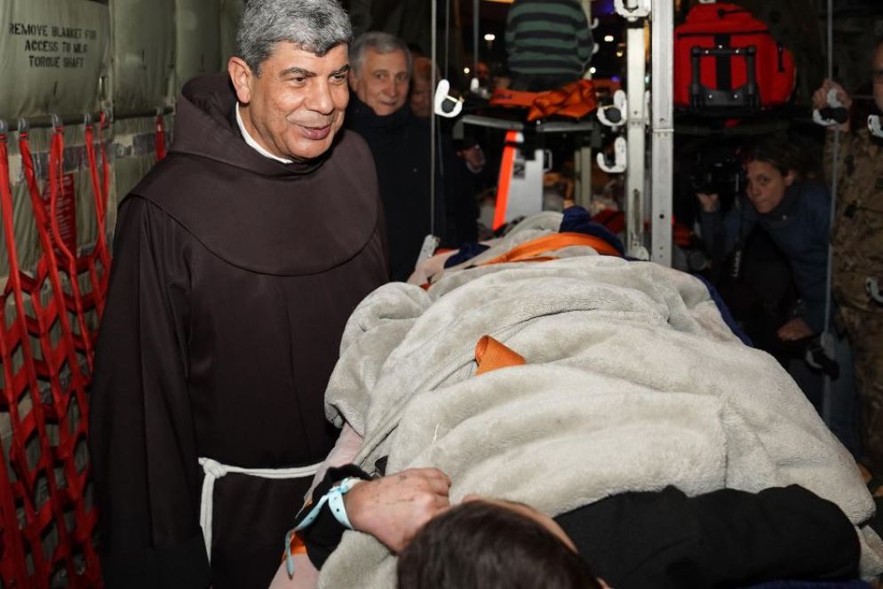 Padre Ibrahim Faltas, Vicario della Custodia di Terra Santa, a bordo del C130 dell'Aeronautica militare che ha portato i 14 bambini in Italia - Ansa