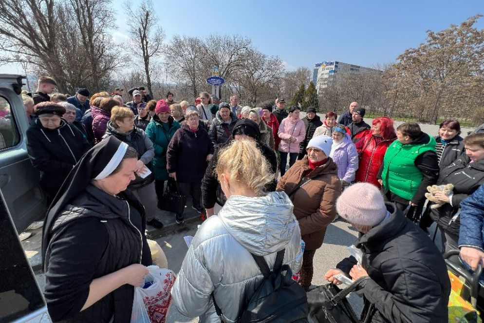 A Zaporizhzhia la distribuzione degli aiuti agli sfollati di guerra da parte della Chiesa greco-cattolica - Gambassi