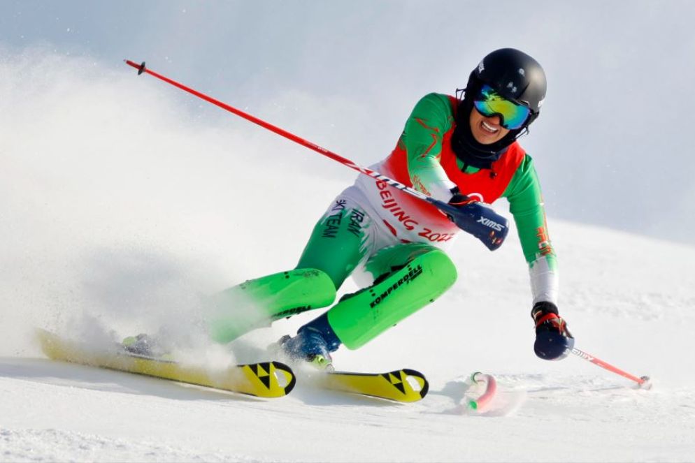 Atefeh Ahmadi, atleta iraniana, durante una gara alle Olimpiadi invernali di Pechino 2022 - Ansa