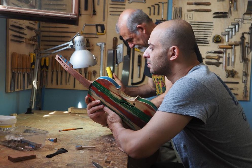 Claudio e il liutaio Enrico Allorto al lavoro nel carcere - Foto Barbara Cardini