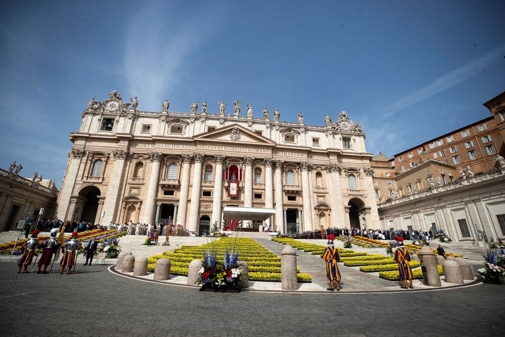 PIazza San Pietro addobbata per la Messa di Pasqua - ANSA