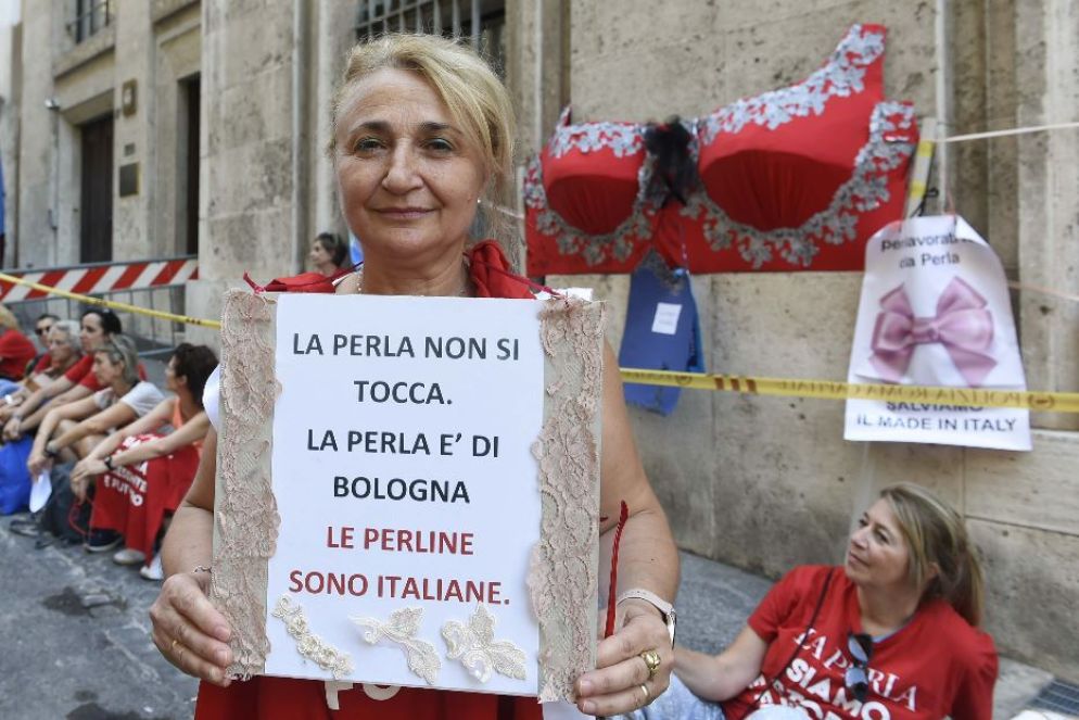 In manifestazione alcune delle dipendenti de La Perla - Imagoeconomica