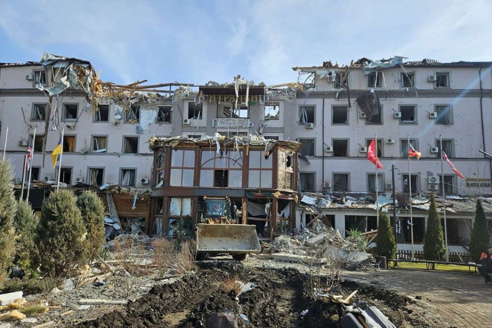 L’hotel di Kryvyi Rih, la città natale del presidente Zelensky, pesantemente danneggiato dall’attacco missilistico russo dell’altra notte - Polizia ucraina