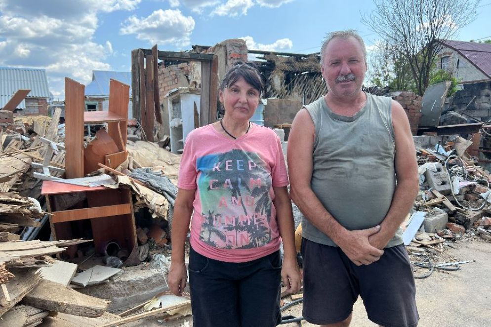 A Tsyrkuny la famiglia Ivanenko davanti alla loro casa bombardata dall'esercito russo che è stato fermato a dieci chilometri - Gambassi