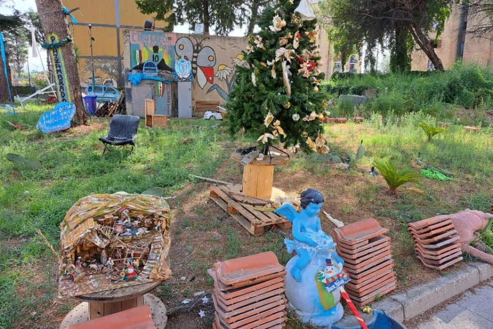 Un'immagine di abbandono e desolazione al Parco Verde - M.I.