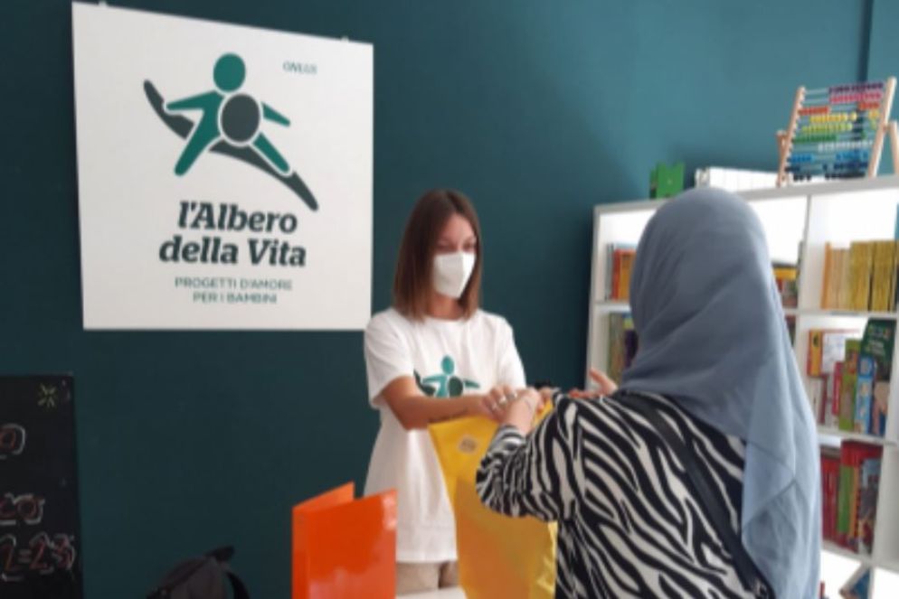 La consegna del kit scolastico