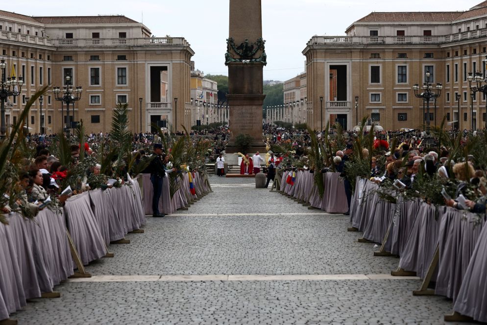 La Benedizione delle palme e degli ulivi in piazza San Pietro da parte del cardinale Leonardo Sandri - Reuters