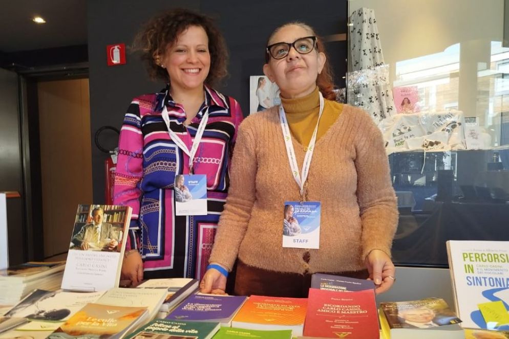 Due volontarie al banco dei libri al convegno del Movimento per la Vita a Mogliano Veneto - Foto Mario Sansalone
