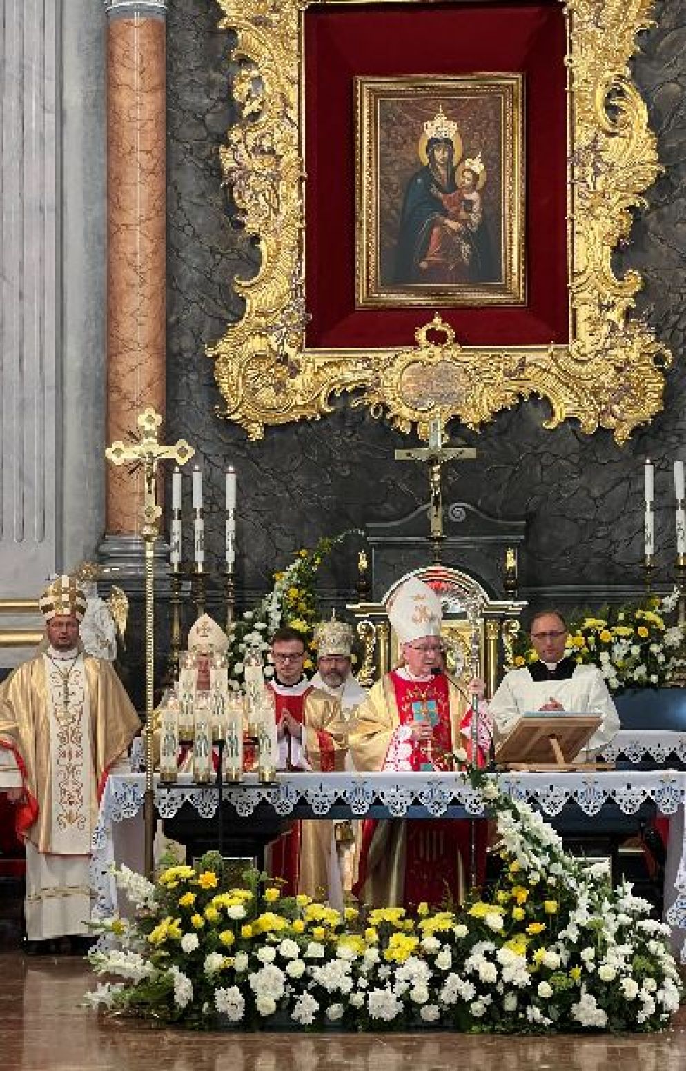 Il cardinale Pietro Parolin nel santuario di Berdychiv per la conclusione del pellegrinaggio nazionale dei cattolici latini dell'Ucraina - Gambassi