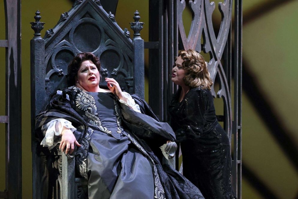 "Anna Bolena" in scena a Genova: nella foto Angela Meade e Sonia Ganassi - Teatro Carlo Felice