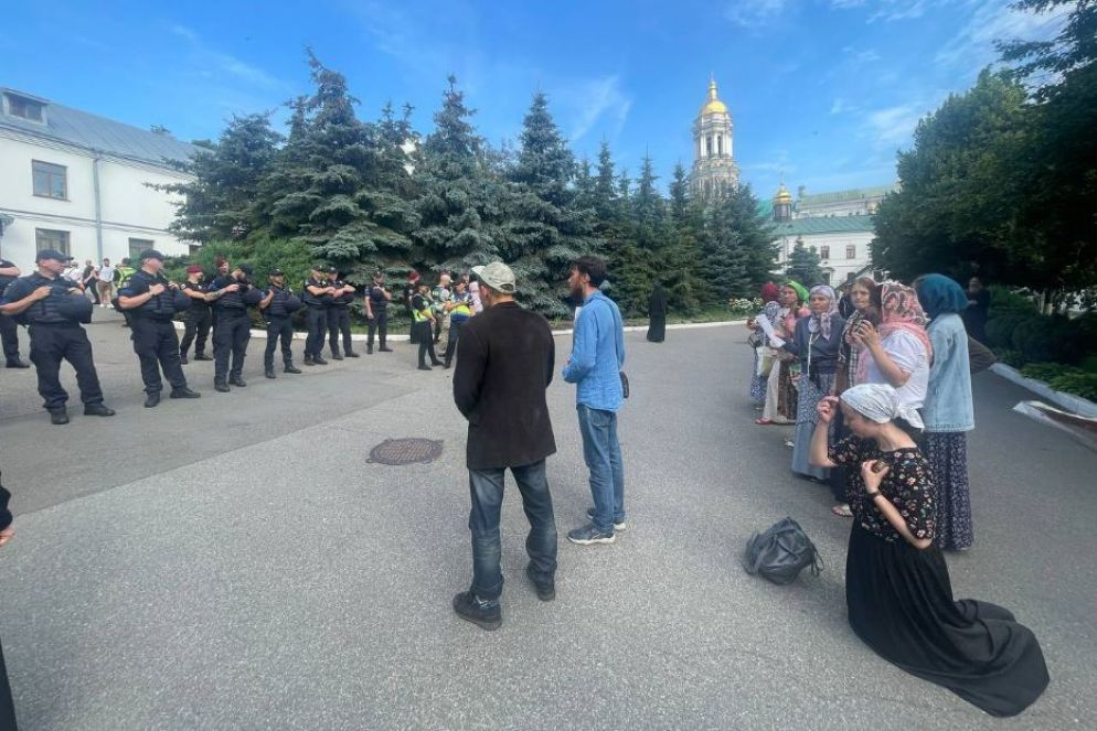 La protesta dei fedeli in preghiera davanti alla polizia nel Monastero delle grotte a Kiev - UOC-MP