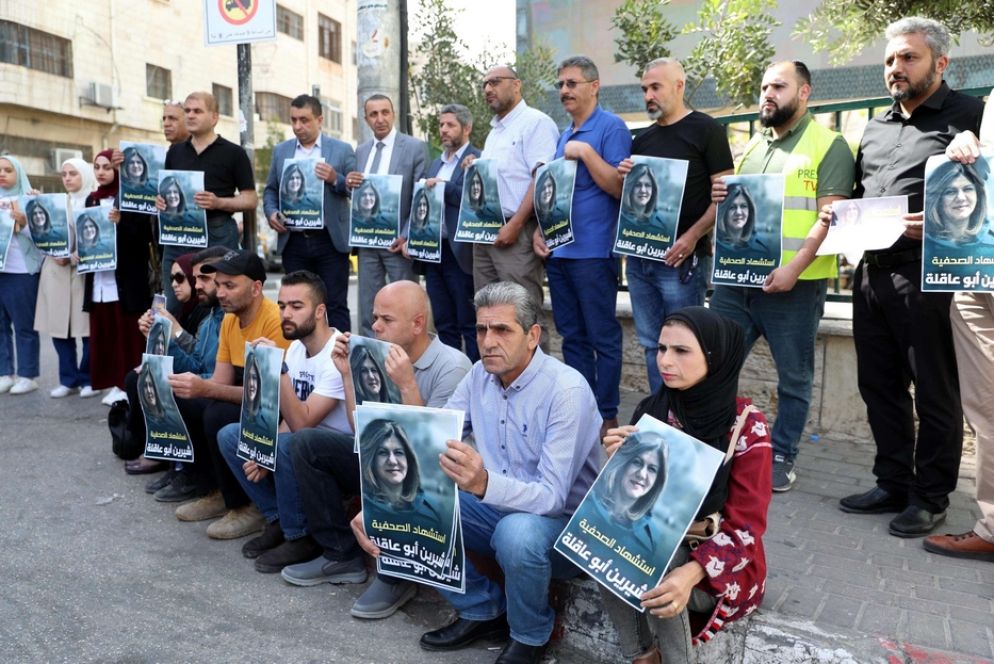 A Hebron le proteste da parte di giornalisti palestinesi che tengono tra le mani un ritratto della giornalista uccisa a Jenin - Ansa