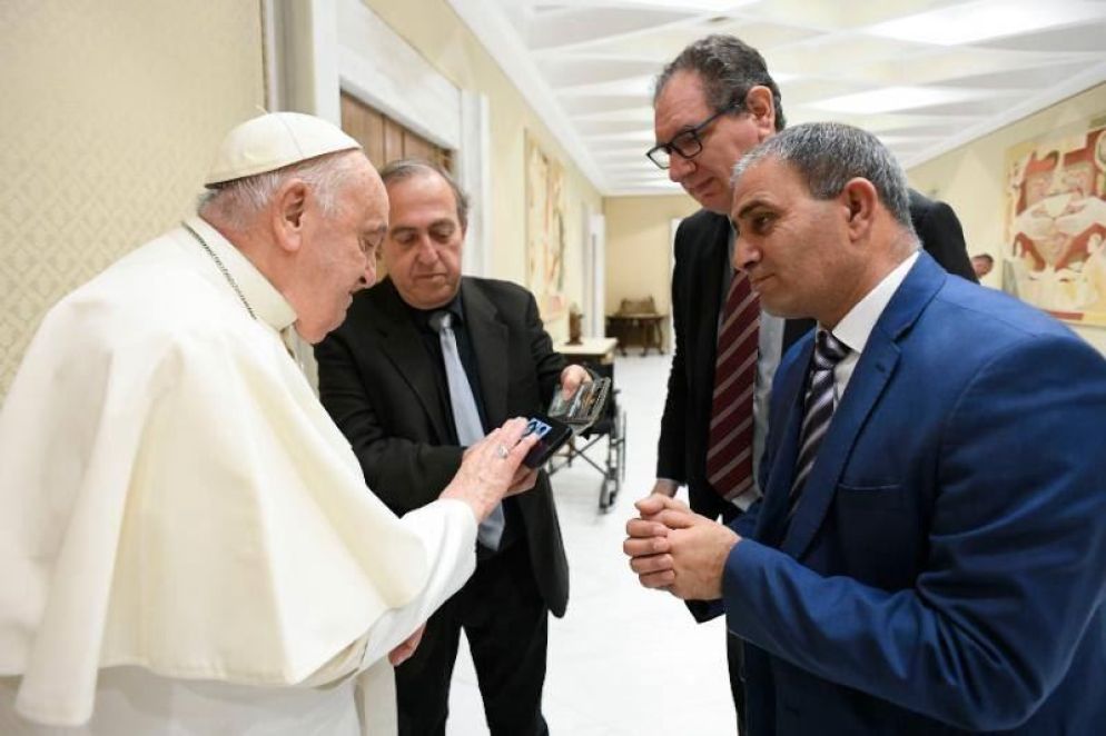 Il Papa con i due papà, uno israeliano e uno palestinese, che hanno perso le loro figlie - Vatican Media