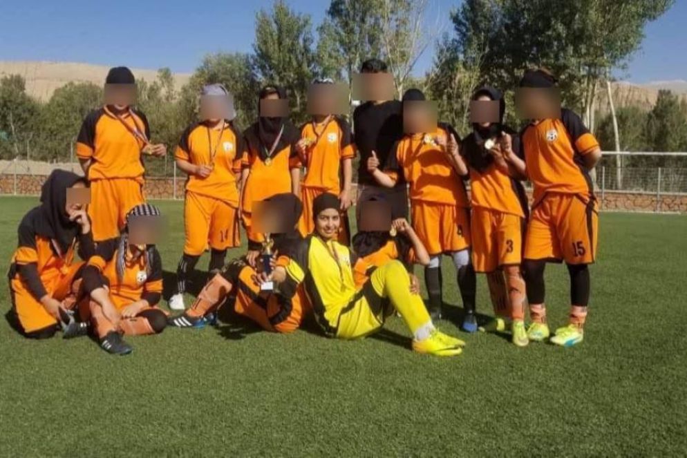 Una foto di Nazira insieme alle sue compagne di squadra, scattata a Kabul prima della sua fuga - .