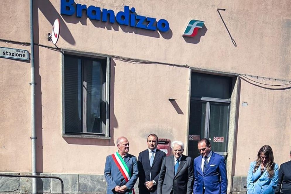Il presidente della Repubblica, Sergio Mattarella, alla stazione di Brandizzo dove cinque operai al lavoro sono stati travolti da un treno - ANSA