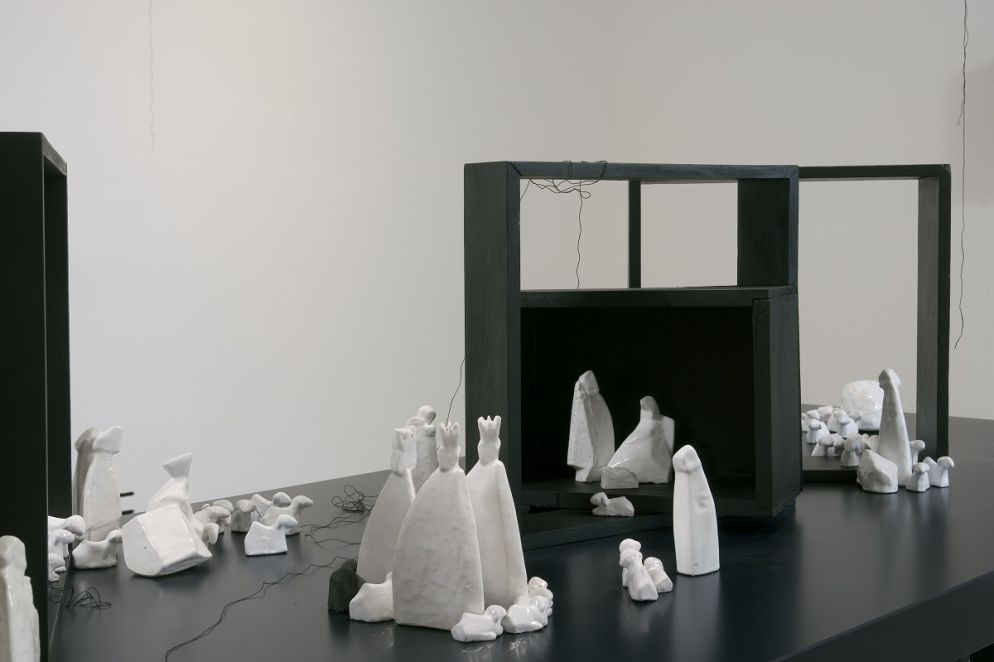 Maria Lai, "Presepio" (particolare), 1956-2006, legno, terracotta, smalto, vernice. Collezione privata - Serge Dominigie / Courtesy © Archivio Maria Lai, by Siae 2021