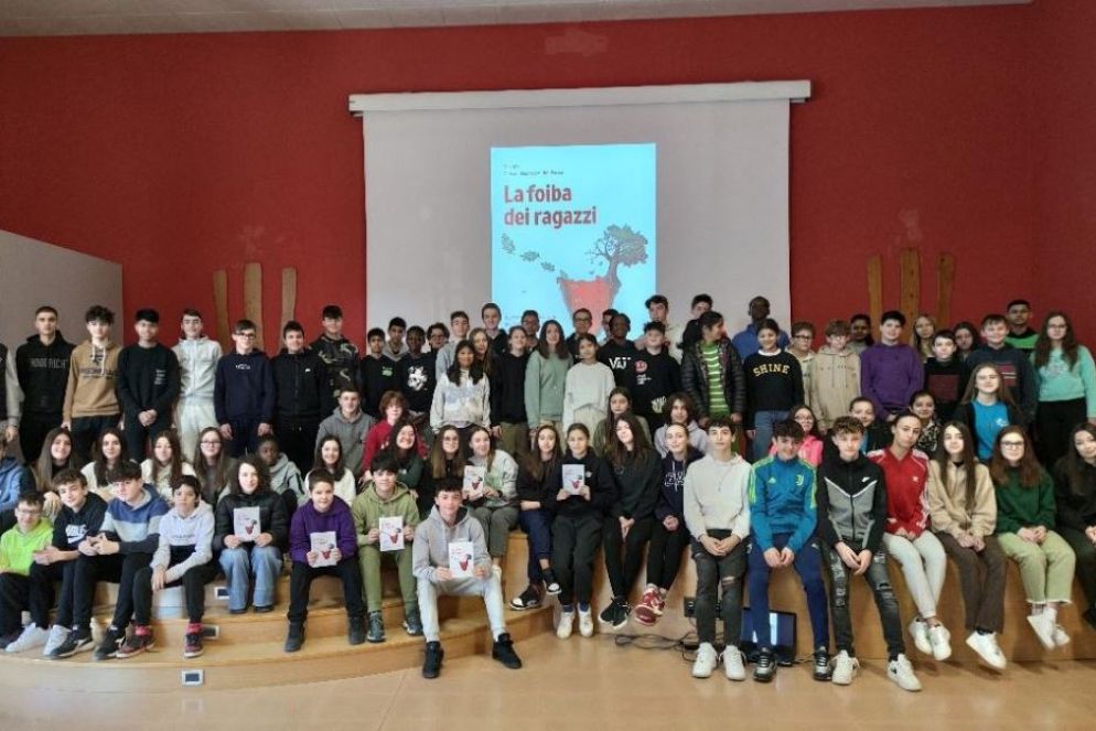 Gli studenti del "Parise" che hanno partecipato al progetto - -