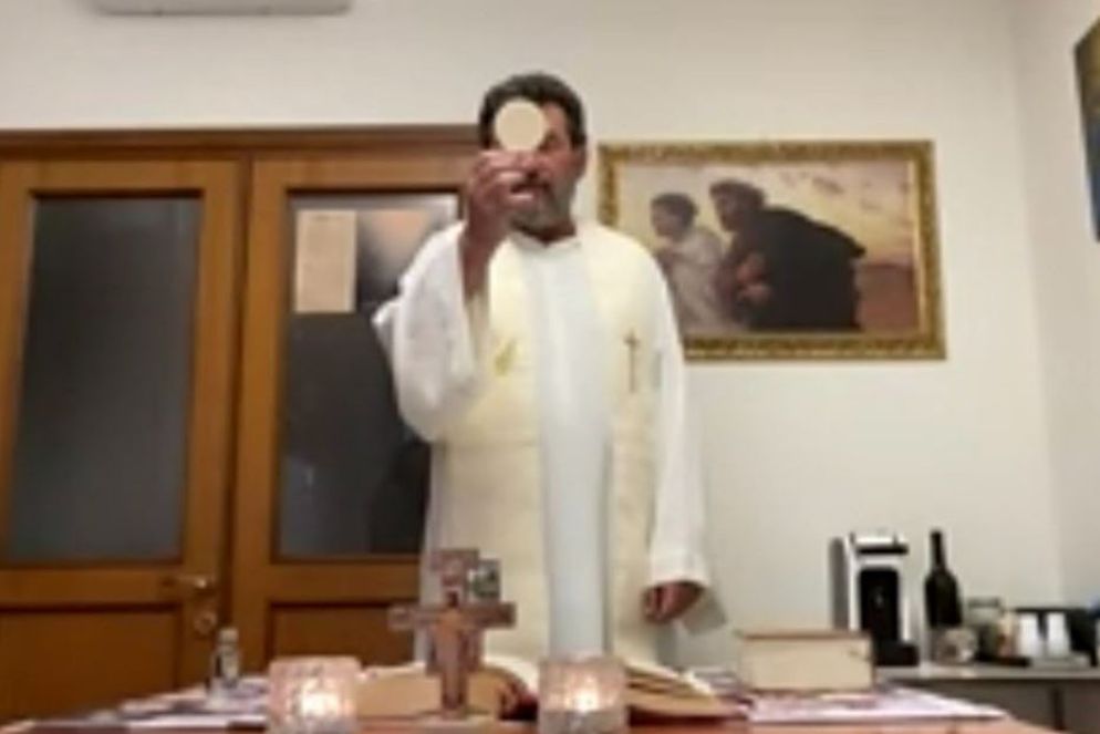 Don Eugenio Nebrini celebra la Messa ripresa in diretta su Zoom e condivisa con centinaia di "quadratini" - www.quadratiniecarita.org