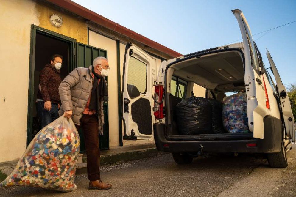 I tappi raccolti in Sicilia, a Villaciambra, aiutano i ragazze e ragazzi del Sud Sudan a studiare - Antonino Costa / Open Caps