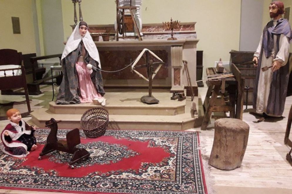 La Santa Famiglia fra mobili e attrezzi da lavoro del passato - .