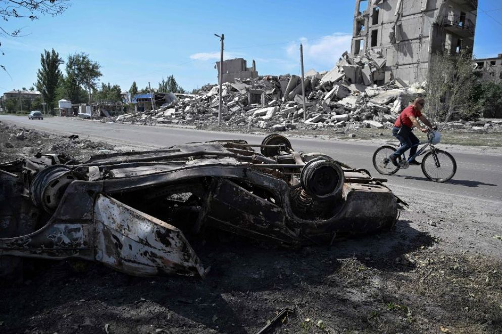 La distruzione nella città di Myrnohrad, la città della regione di Donetsk assediata dai russi - Ansa