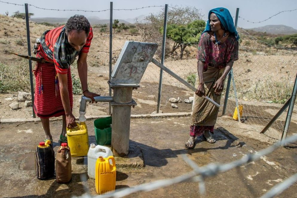 Una fontana accanto a un villaggio - Lvia