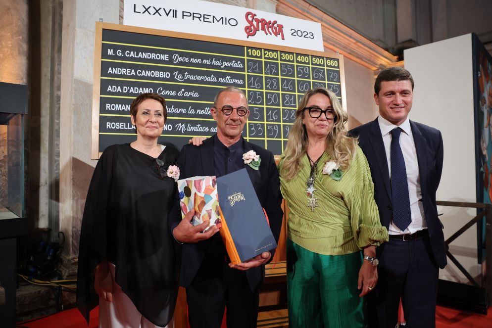 L'editrice Loretta Santini, Alfredo Favi, marito della vincitrice Ada d'Adamo, Elena Stancanelli e Andrea D'Angelo al termine della serata di premiazione del Premio Strega 2023 - ANSA