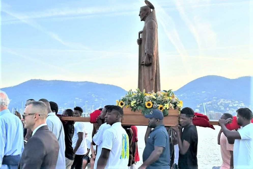 MIgranti in processione come segno di gratitudine per la comunità che li ha accolti - undefined
