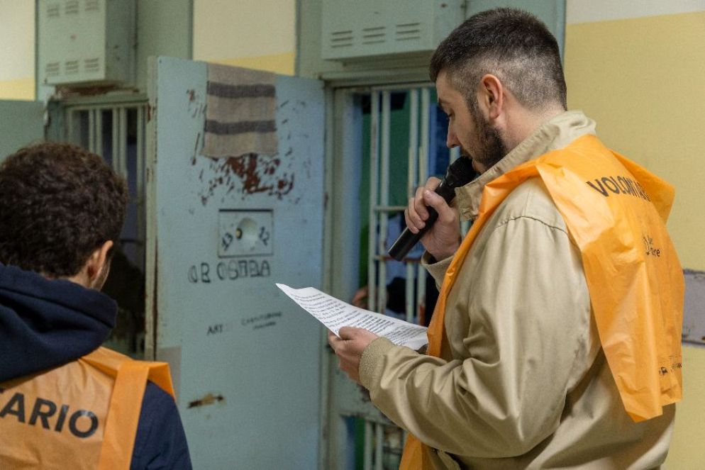 Un volontario del Banco legge in carcere le “10 righe” di preghiera per invitare i detenuti a partecipare alla Colletta - Banco alimentare