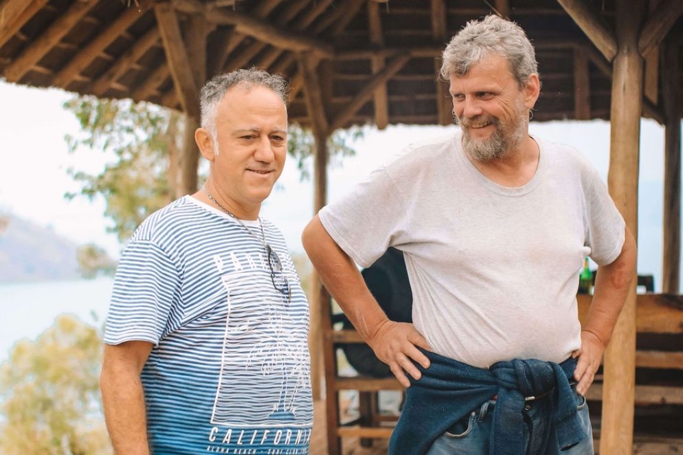 Daniele Kihlgren, a destra, nel cantiere di Progetto Capanne - Sextantio