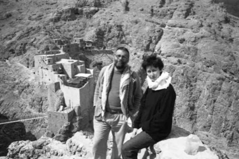 Padre Dall'Oglio con l'autrice del libro nel 2001. «Dal giorno in cui Paolo Dall’Oglio, allora giovane gesuita, scoprì, su un’antica guida della Siria, l’esistenza di Deir Mar Musa al-Habashi, – spiega Peliti – sono molte le persone la cui esistenza è stata cambiata dall’incontro con quel luogo».