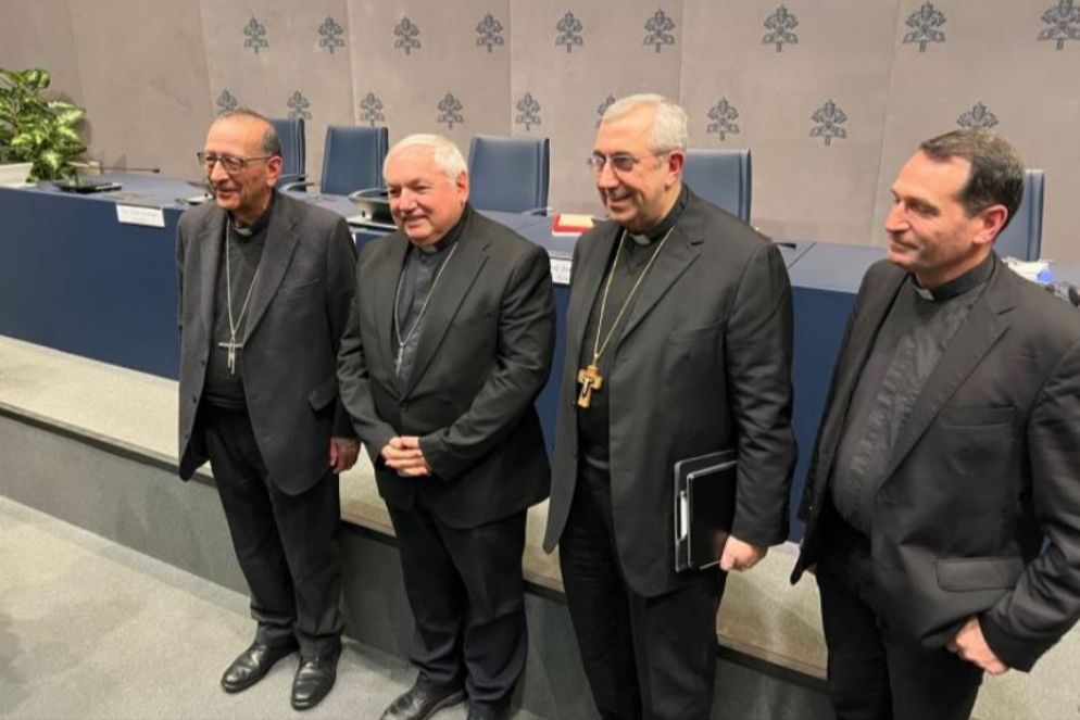La presentazione nella Sala Stampa vaticana con i cardinali Omella Omella e Aveline, l’arcivescovo Satriano e don Leproux - Avvenire