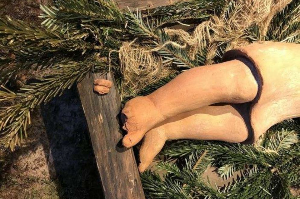 La statua danneggiata del Bambinello nel presepe all'esterno del Duomo di Firenze - Ansa