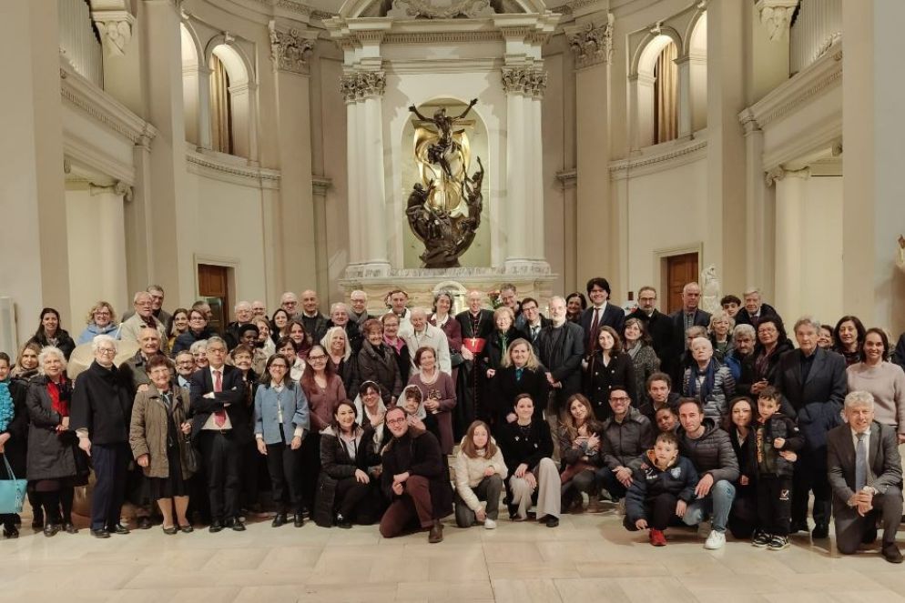 Foto di gruppo dei partecipanti alla Giornata di spiritualità dedicata a Carlo Casini al termine della Messa celebrata dal cardinale Re (al centro) nella chiesa dell'Università Cattolica di Roma