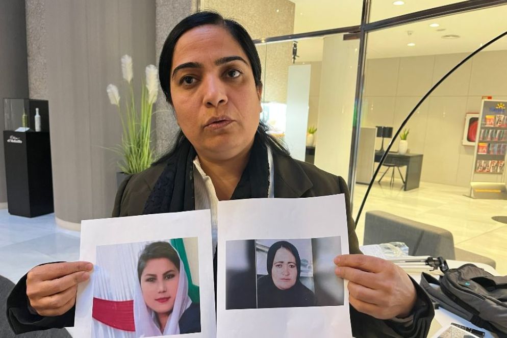 Malalai Joya nel centro per rifugiati in cui Avvenire l'ha incontrata, in Spagna, mostra foto di donne uccise negli ultimi anni - A.N.