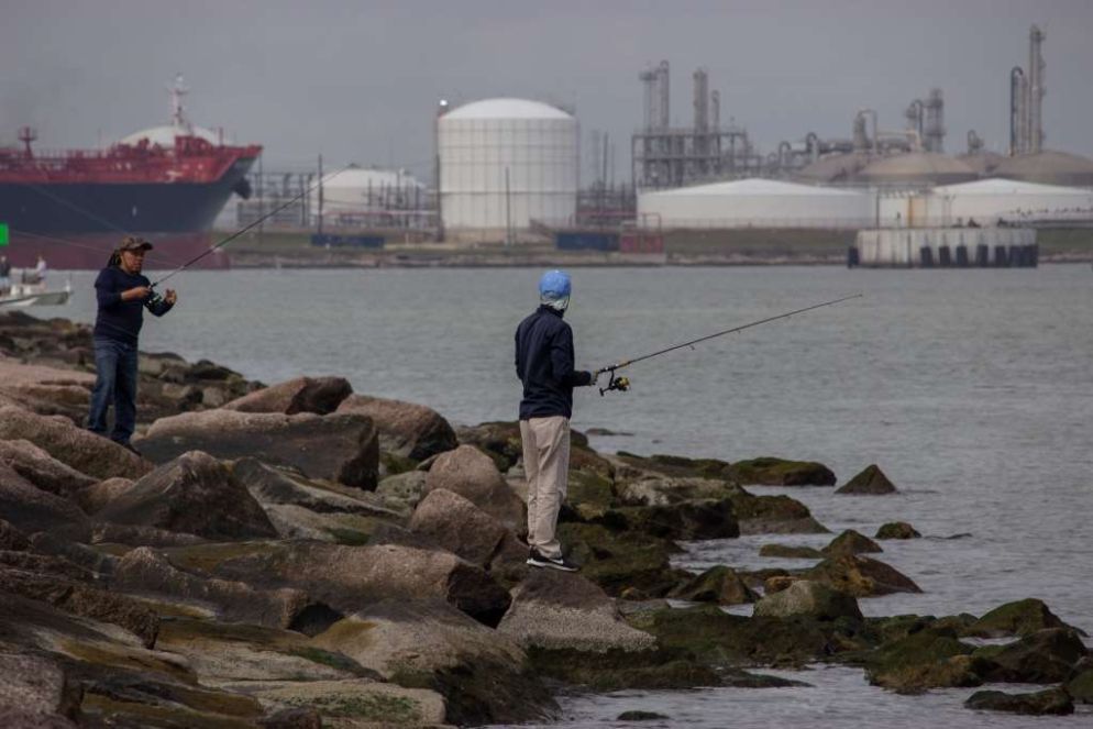 Pescatori vicino ai terminal - Carlo Dojimi di Delupis