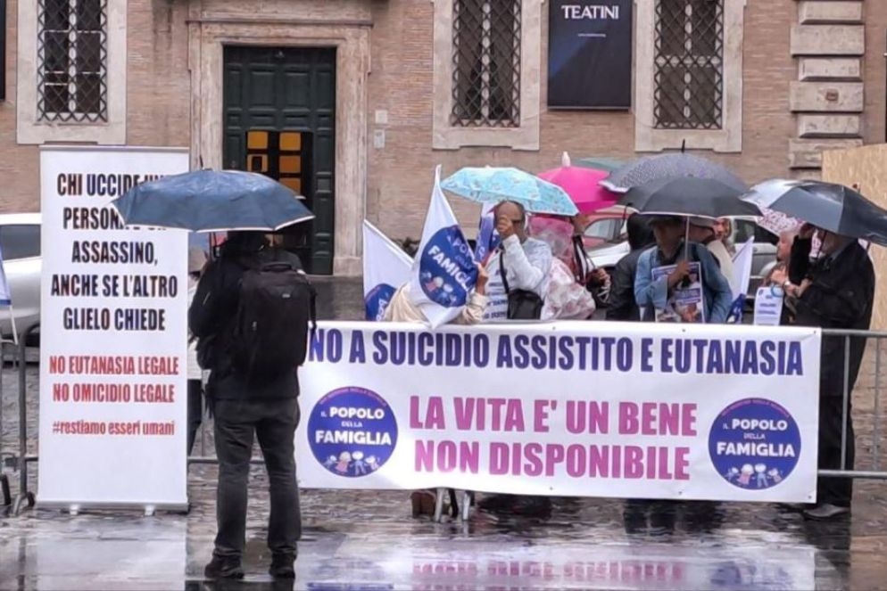 Il presidio del Popolo della Famiglia nei pressi del Senato - Ansa