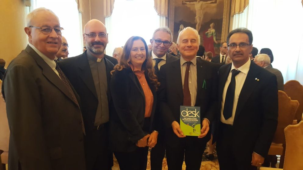Da sinistra: Andrea Melodia, ex presidente Ucsi, padre Giuseppe Riggio, consulente ecclesiastico, la vicepresidente Maria Luisa Sgobba, il presidente Vincenzo Varagona, Marco Tarquinio, direttore di Avvenire, e il segretario Ucsi Salvatore Di Salvo - .