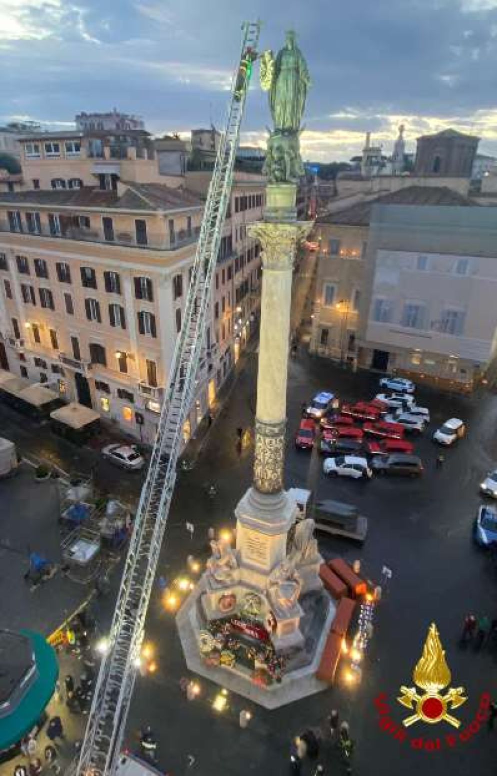 L'omaggio floreale dei Vigili del fuoco a Maria Immacolata in piazza di Spagna - Ansa