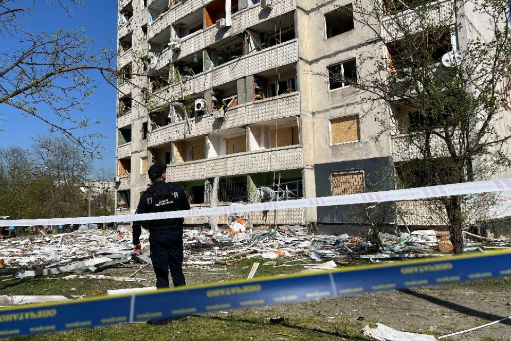 Uno dei condomini devastati dai missili russi con bombe a frammentazione che hanno colpito Kharkiv all'alba - Gambassi