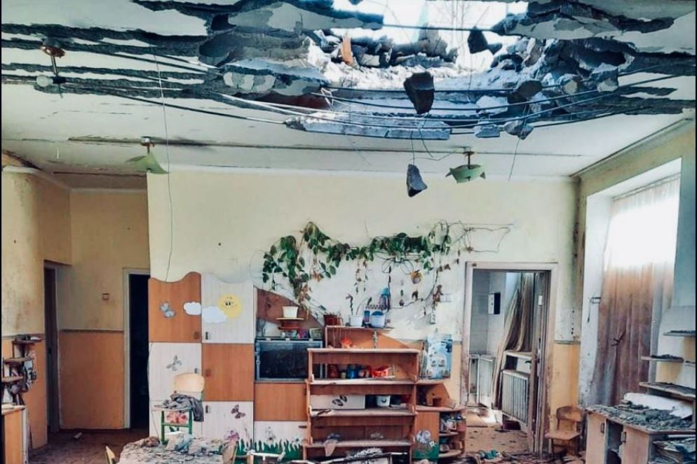 L'interno di un appartamento colpito - .