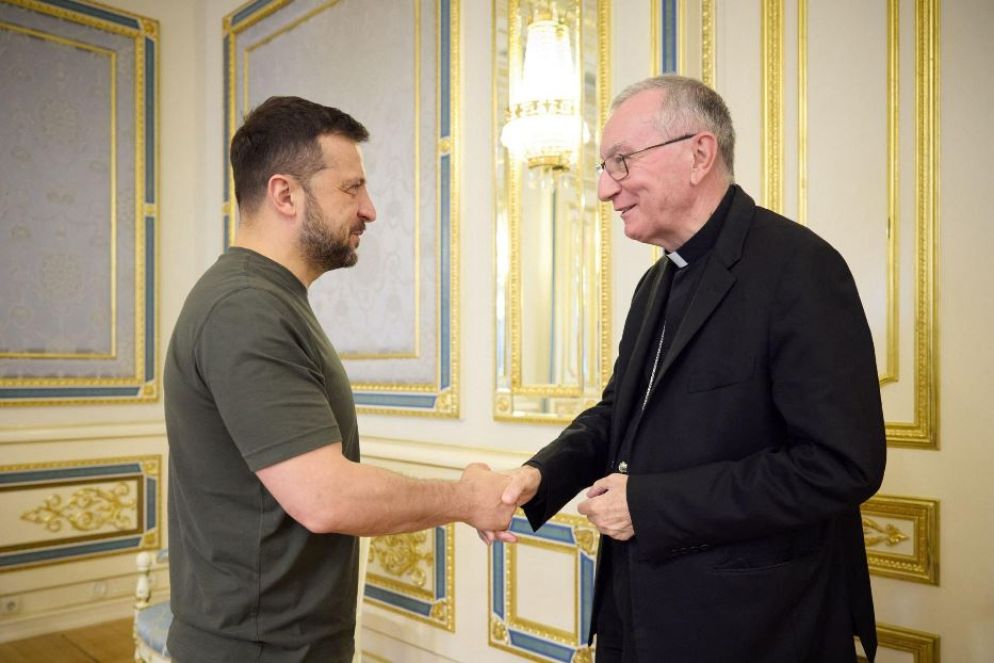 Il presidente dell'Ucraina Zelensky e il segretario di Stato vaticano, il cardinale Pietro Parolin, nel colloquio a Kiev - Ansa-President.gov.ua