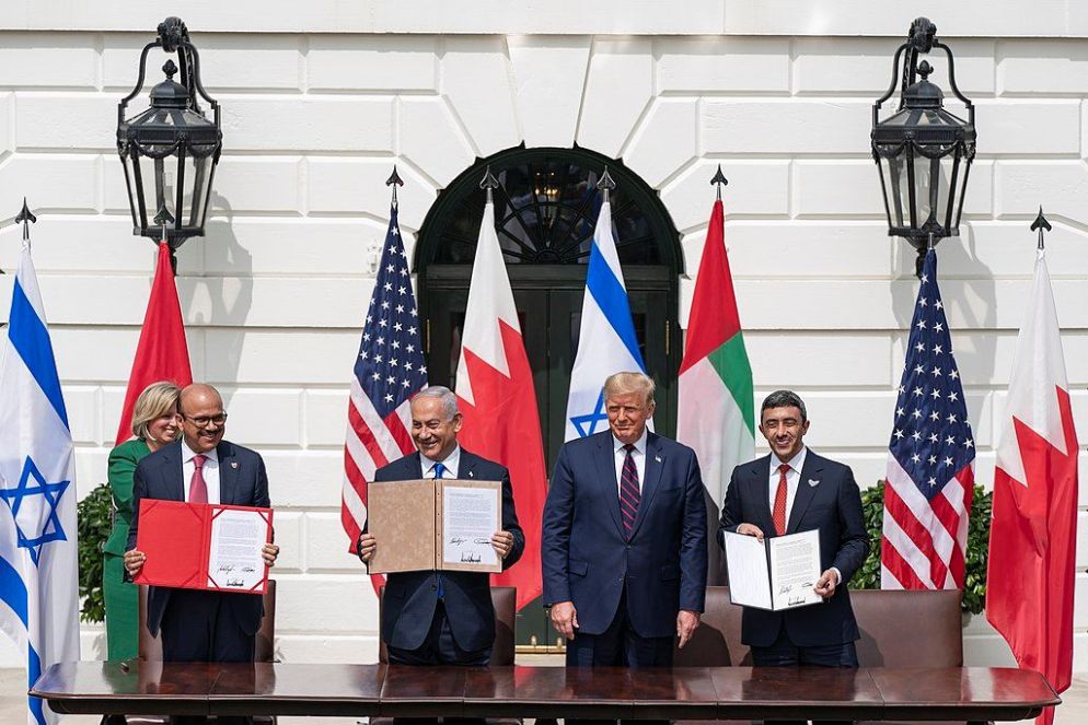 Il premier israeliano Benjamin Netanyahu e l'ex presidente americano Donald Trump con ministro degli Esteri del Bahrein Abdullatif bin Rashid Al Zayani (primo a sinistra) e il ministro degli Esteri degli Emirati Arabi Uniti Abdullah bin Zayed Al Nahyan (ultimo a destra) durante la cerimonia alla Casa Bianca per la firma degli Accordi di Abramo, il 15 settembre 2020 - Archivio