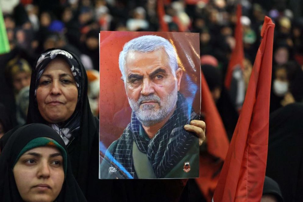 Il ritratto di Soleimani tra i partecipanti alla commemorazione di ieri, prima dello scoppio degli ordigni che hanno provocato almeno 84 morti - Ansa